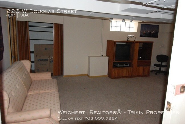 Building Photo - Four Bedroom HUGE House in South Saint Paul!