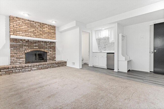 Building Photo - 1716 Evergreen Dr
