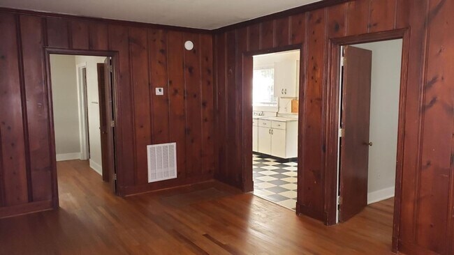 Building Photo - Adorable Summerville Cottage