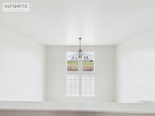 Foto del edificio - Top-Floor 2BR/2BA – Bright, Clean & Move-In Ready