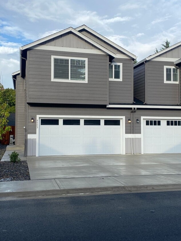 Gorgeous End Unit Townhome w/ 3 Bedroom 2.5 Bath! - Gorgeous End Unit Townhome w/ 3 Bedroom 2.5 Bath!