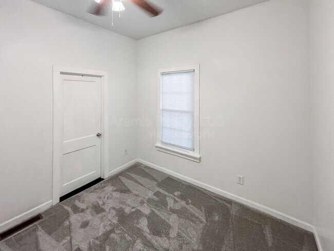 Foto del edificio - 1064 Curran St NW