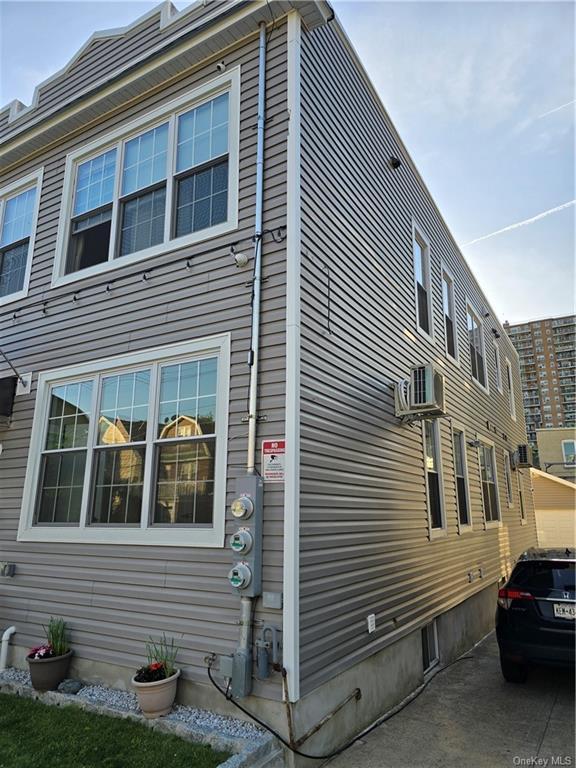 Building Photo - 3417 Corlear Ave