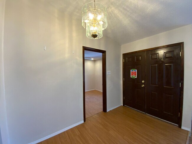 Foto del edificio - 4 Bedroom Single Story Home Near Juan Tabo Blvd SE & Central Ave SE by Four Hills!