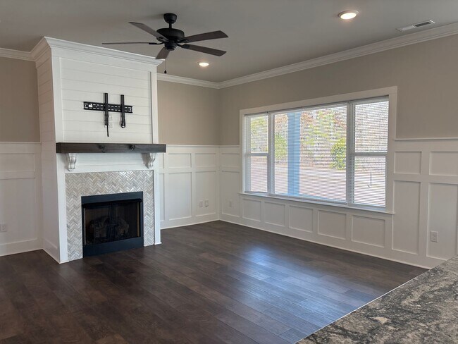 Foto del edificio - Beautiful New Build 4 Bed, 2.5 Bath, Bonys...