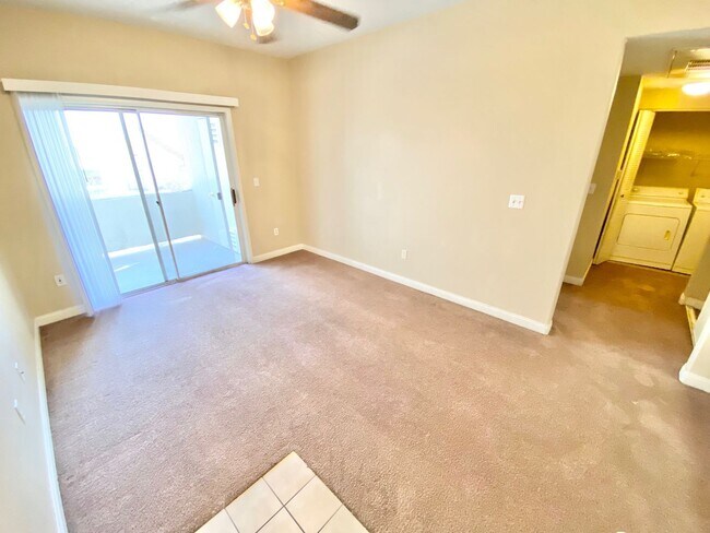 Foto del edificio - SPACIOUS 1 BEDROOM, 1 BATH GROUND-FLOOR CO...