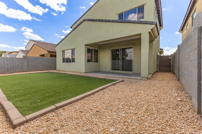 Building Photo - 2338 W Sierra Vista Dr