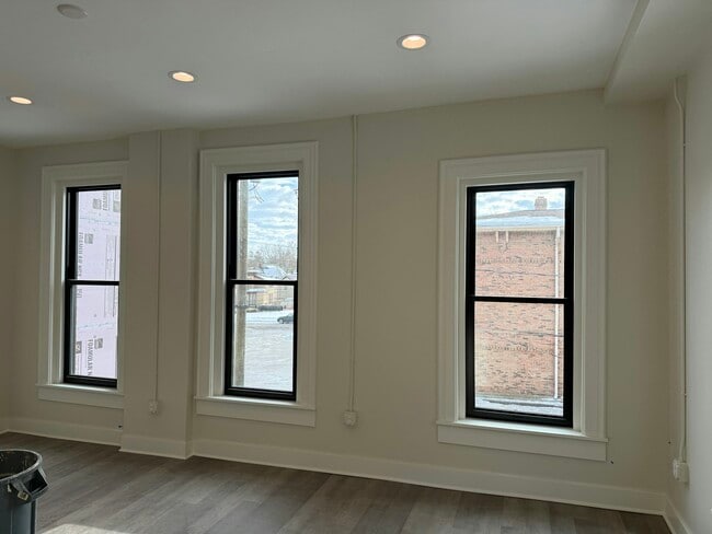 Building Photo - 106 E Erie St