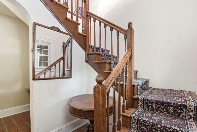 Foto del edificio - 320 Simpson Pl