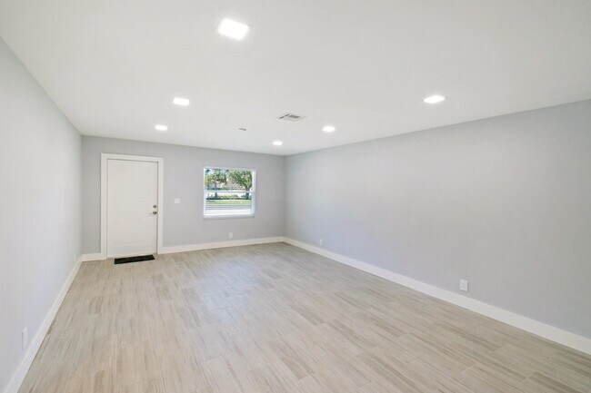 Building Photo - 9128 Roan Ln