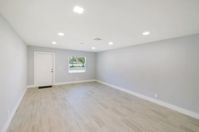Foto del edificio - 9128 Roan Ln