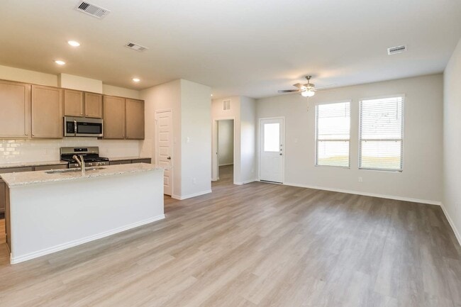 Building Photo - 5727 Daphne Dr