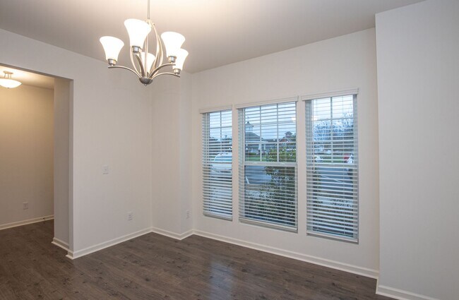 Foto del edificio - BEAUTIFUL 3 Bedroom, 2 Car Garage Townhome in Bonterra Village - AVAILABLE FEBRUARY 2026