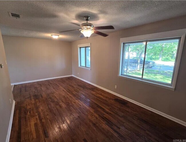 Foto del edificio - 314 N Oak St