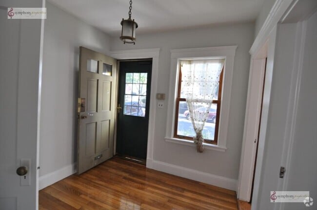 Building Photo - 202 Calumet St