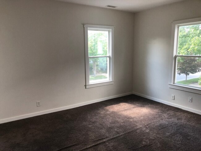 Living Room - 620 W Walnut St