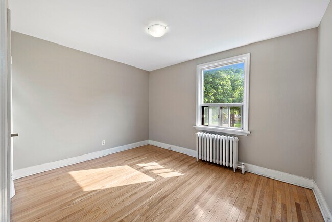 Photo du bâtiment - 19-23 Engelhart Cres,64-68 Harris Park Dr