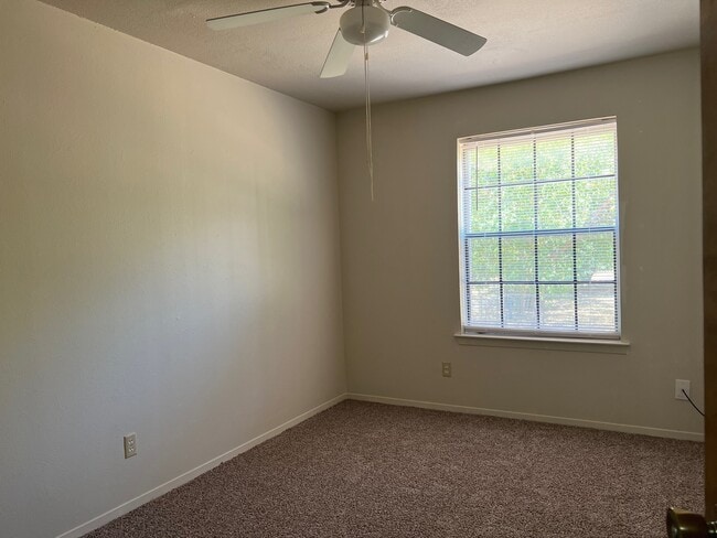 Building Photo - Willow Apts, 929 Brazos, Graham, TX 76450