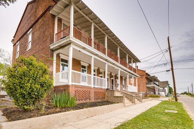 Building Photo - 1642 Broad St