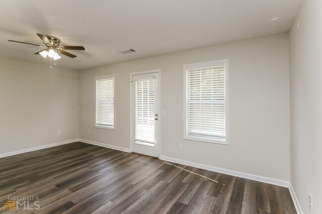 Foto del edificio - 419 Harpy Eagle Dr