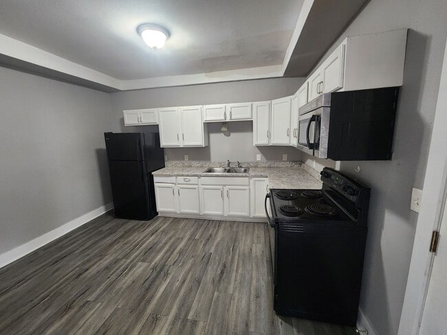 Building Photo - Large 4 bedroom house