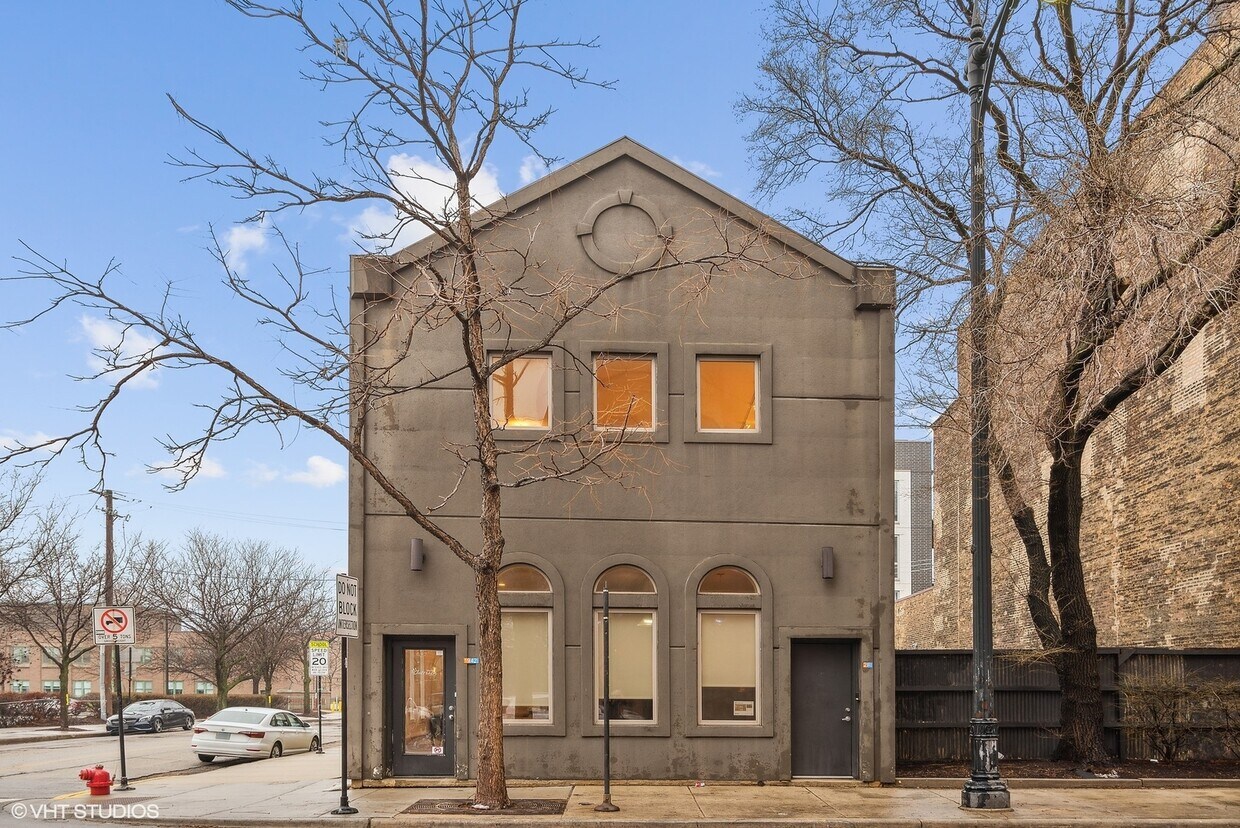 Primary Photo - 1942 S Halsted St