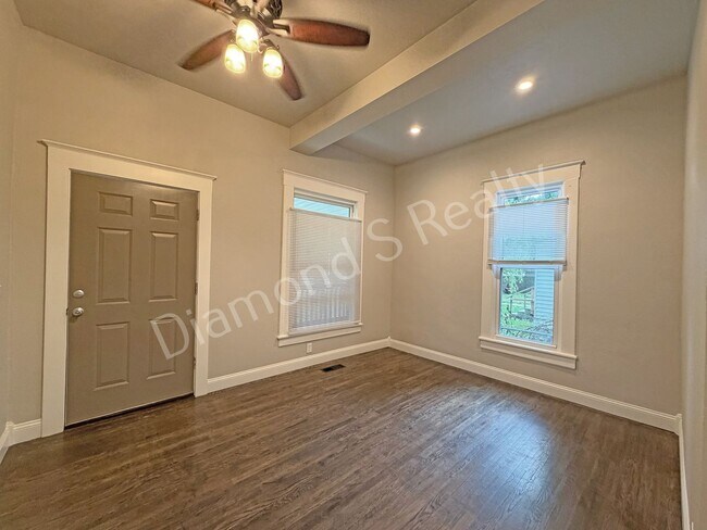 Building Photo - 916 N Pickwick Ave
