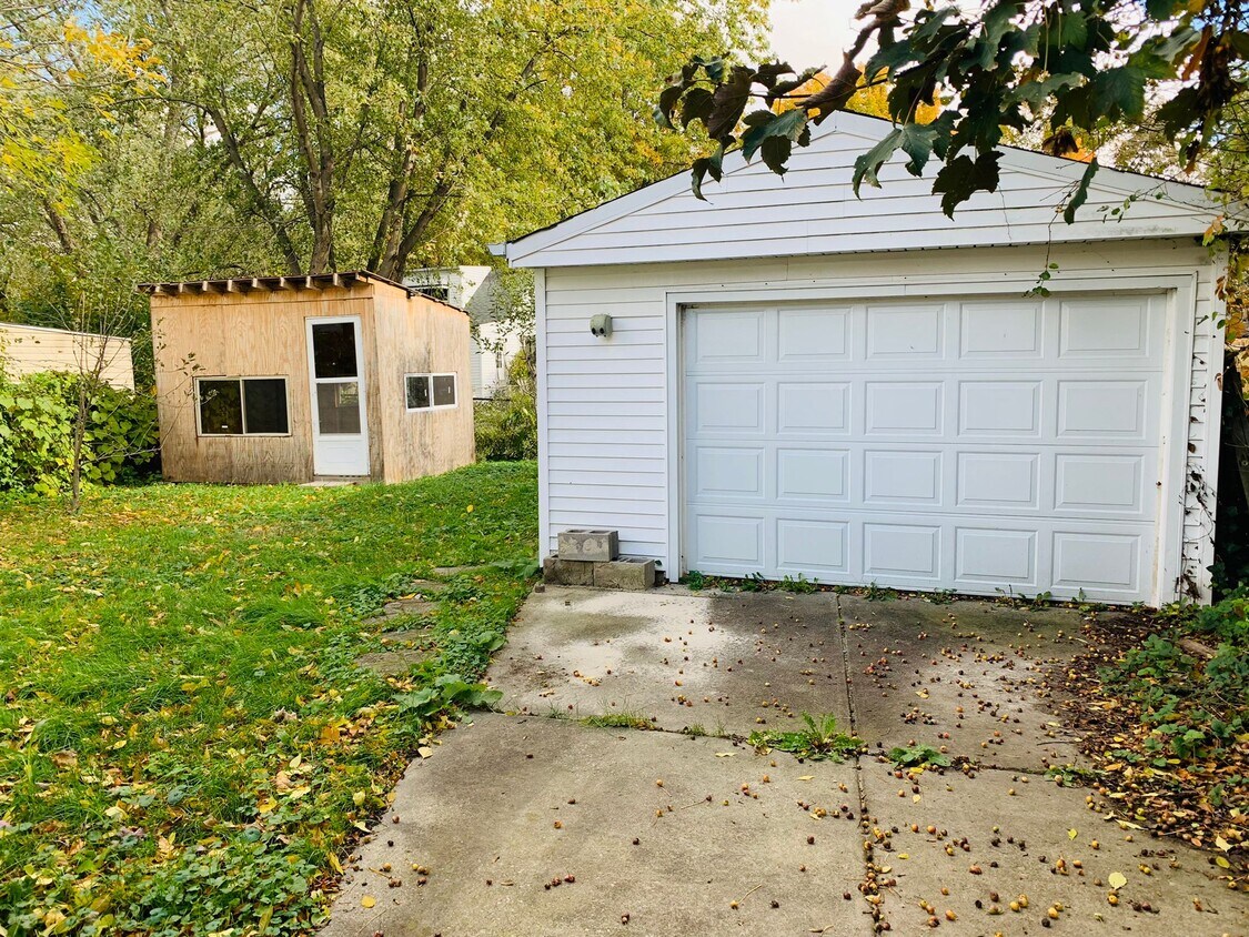 Primary Photo - 1323 E 360th St