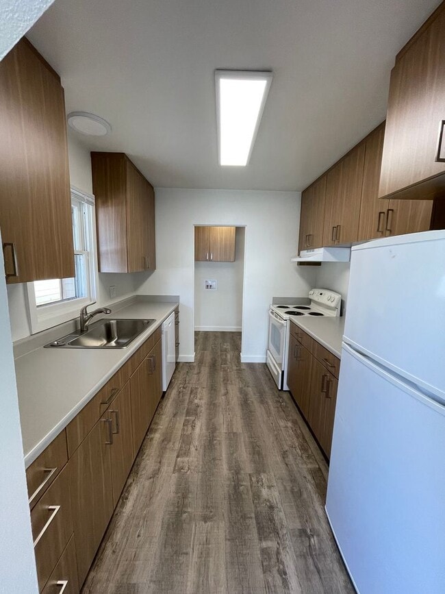 Building Photo - Freshly renovated 2bdrm, 1 bath house with...