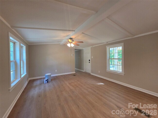 Foto del edificio - 1361 Regal Oaks Ln