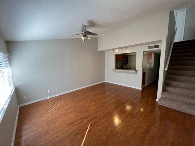 Building Photo - 2 Bedroom, 2 Bath in Grantwood!