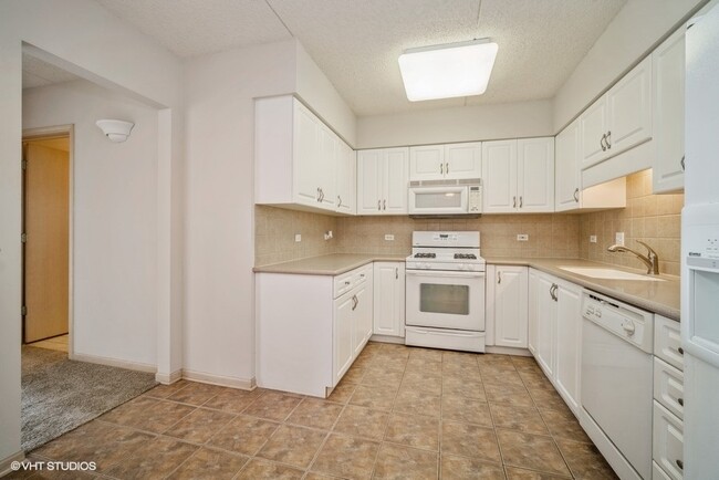 Building Photo - 5555 N Cumberland Ave