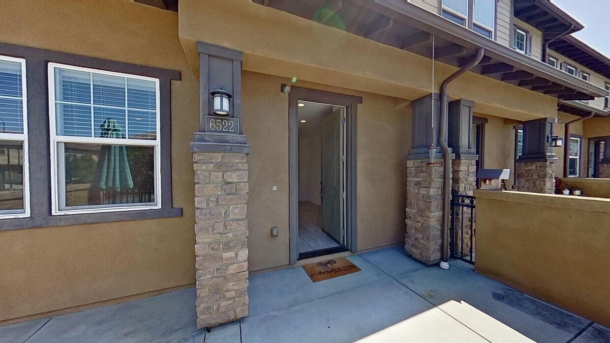 Foto principal - Large 2 Bedroom Townhome at The Village, L...