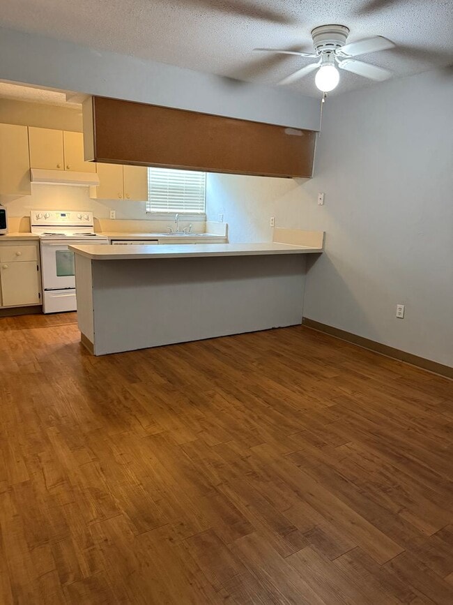 Building Photo - LEASE NOW AND ENJOY 50% OFF 2ND MONTH! Loc...