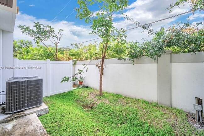 Foto del edificio - 4181 N Oak Pl