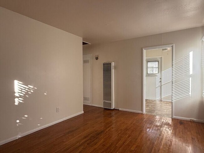 Foto del edificio - Renovated 1BR/1BA Cottage with Classic Character and Inviting Charm