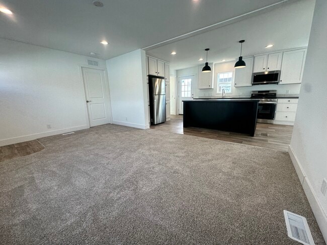 Building Photo - 29 Cavalier St N