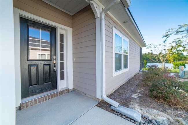 Building Photo - 180 Lake Lily Dr