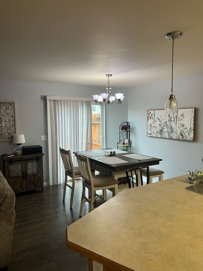 Building Photo - 3 Bedroom Townhouse!