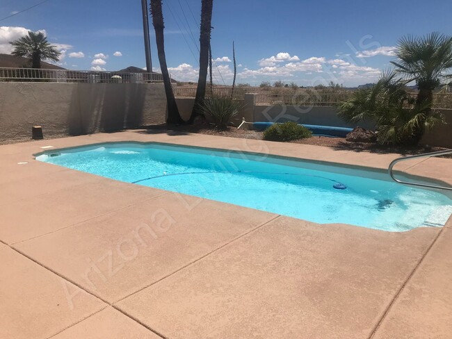 Foto del edificio - POOL HOME WITH LAKE VIEWS