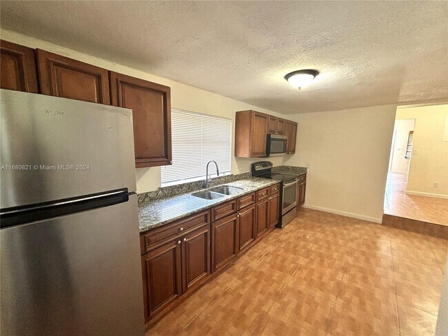 Foto del edificio - 352 E 17th St