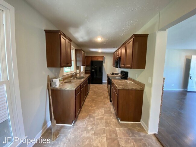 Building Photo - 4 br, 1.5 bath House - 1302 W. Northfield ...