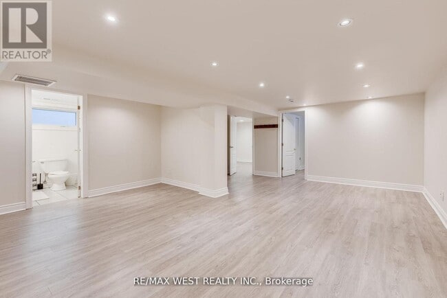 Building Photo - 606 Conacher Dr