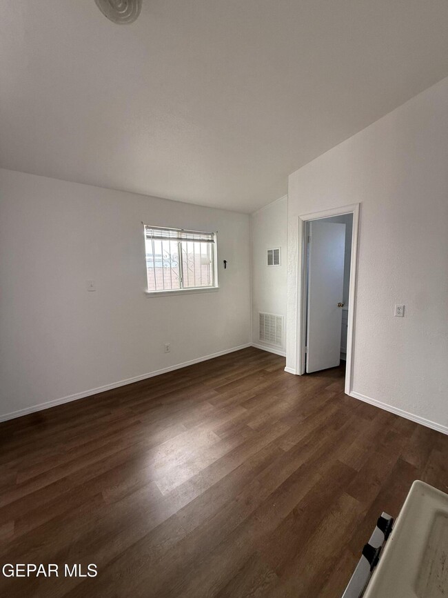 Building Photo - 1526 Yandell Dr