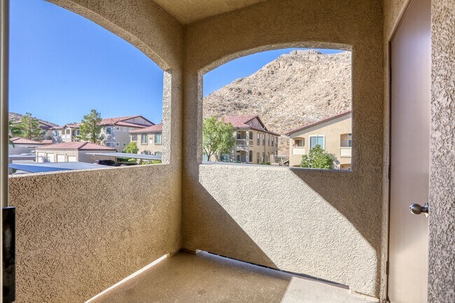 Foto del edificio - 2 Primary Bedroom Condo with a Mountain Vi...
