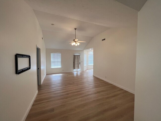 Building Photo - Beautiful 3 BR 2 Bath Home - Conveniently ...