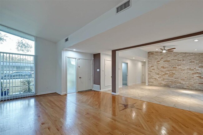 Foto del edificio - 8423 Hunters Creek Dr