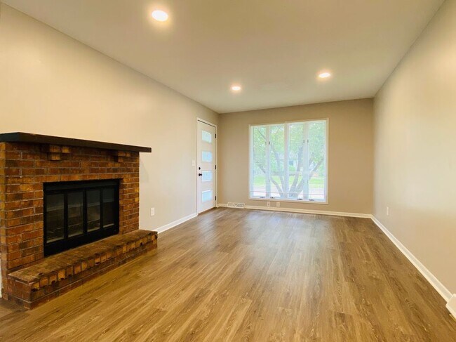 Building Photo - NEWLY REMODELED RANCH!! - 3 Bedroom, 1 Bath Home in Ankeny
