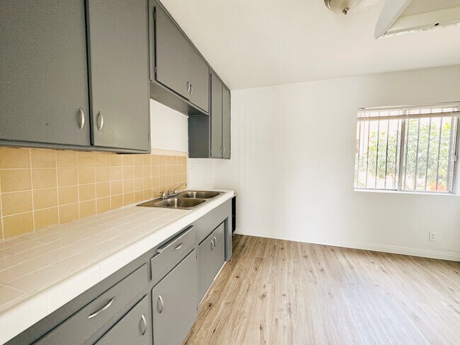 Building Photo - 2022 Eastlake Ave