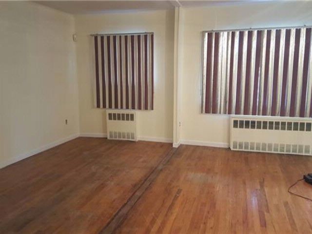 Building Photo - 3667 Eastchester Rd